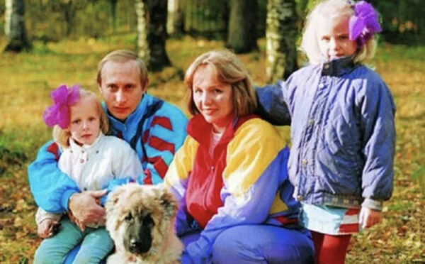 プーチンの元妻のリュドミラと子供