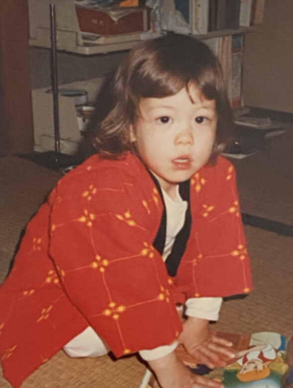小野田紀美の幼少期の顔画像
